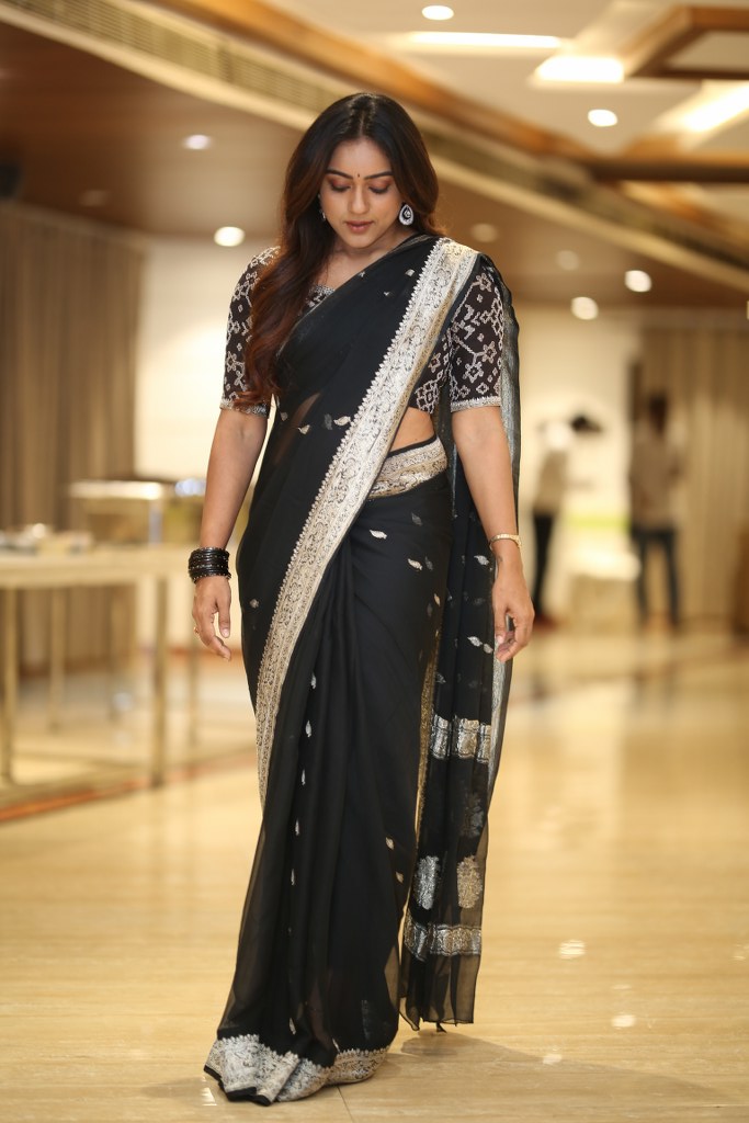 Vithika Sheru Stunning Looks in Black Saree