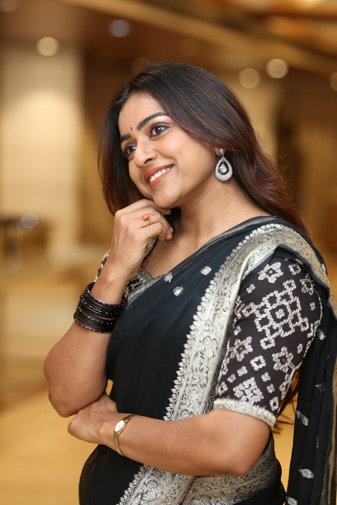 Vithika Sheru Stunning Looks in Black Saree