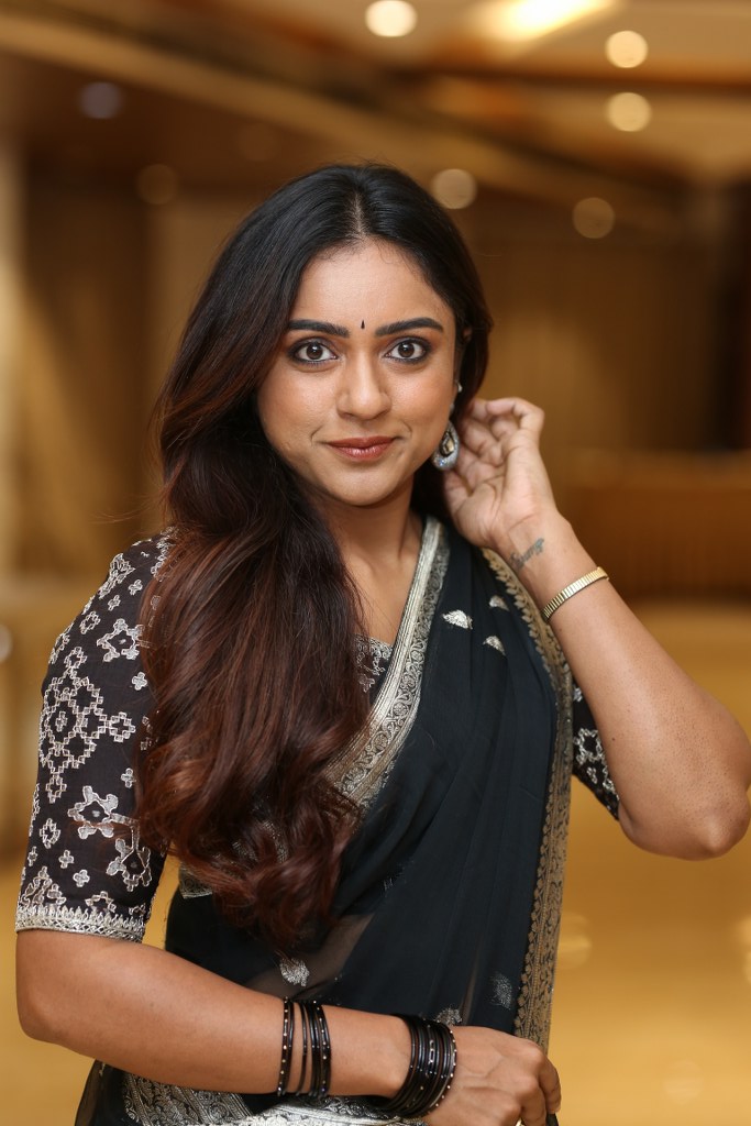 Vithika Sheru Stunning Looks in Black Saree
