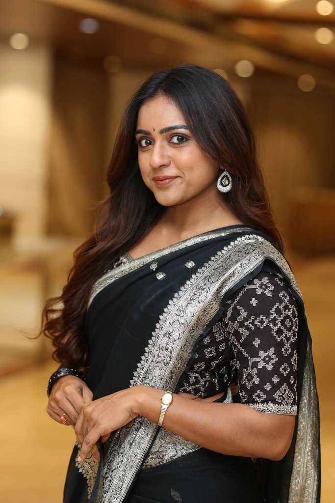Vithika Sheru Stunning Looks in Black Saree