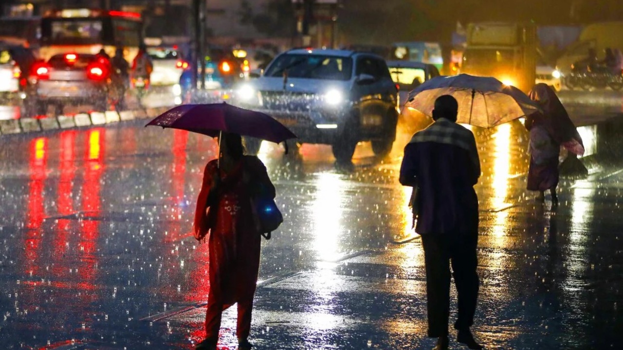 Weather Updates : బంగాళాఖాతంలో అల్పపీడనం.. ఏపీ, తెలంగాణలోని ఈ జిల్లాల్లో నేడు దంచికొట్టనున్న వానలు..