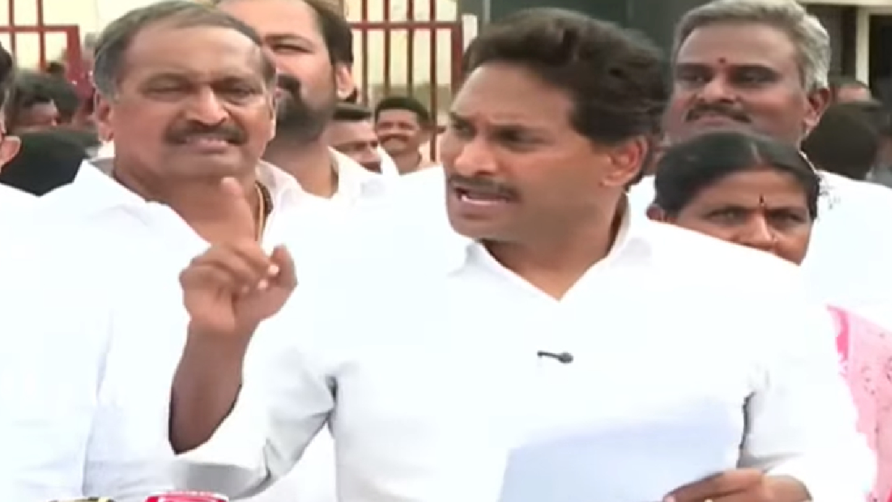 YS Jagan: కర్నూలు జైలు వద్ద వైఎస్ జగన్.. ఎమ్మెల్యే విరూపాక్షికి పరామర్శ.. రెడ్ బుక్ రాజ్యాంగంపై తీవ్ర ఆగ్రహం
