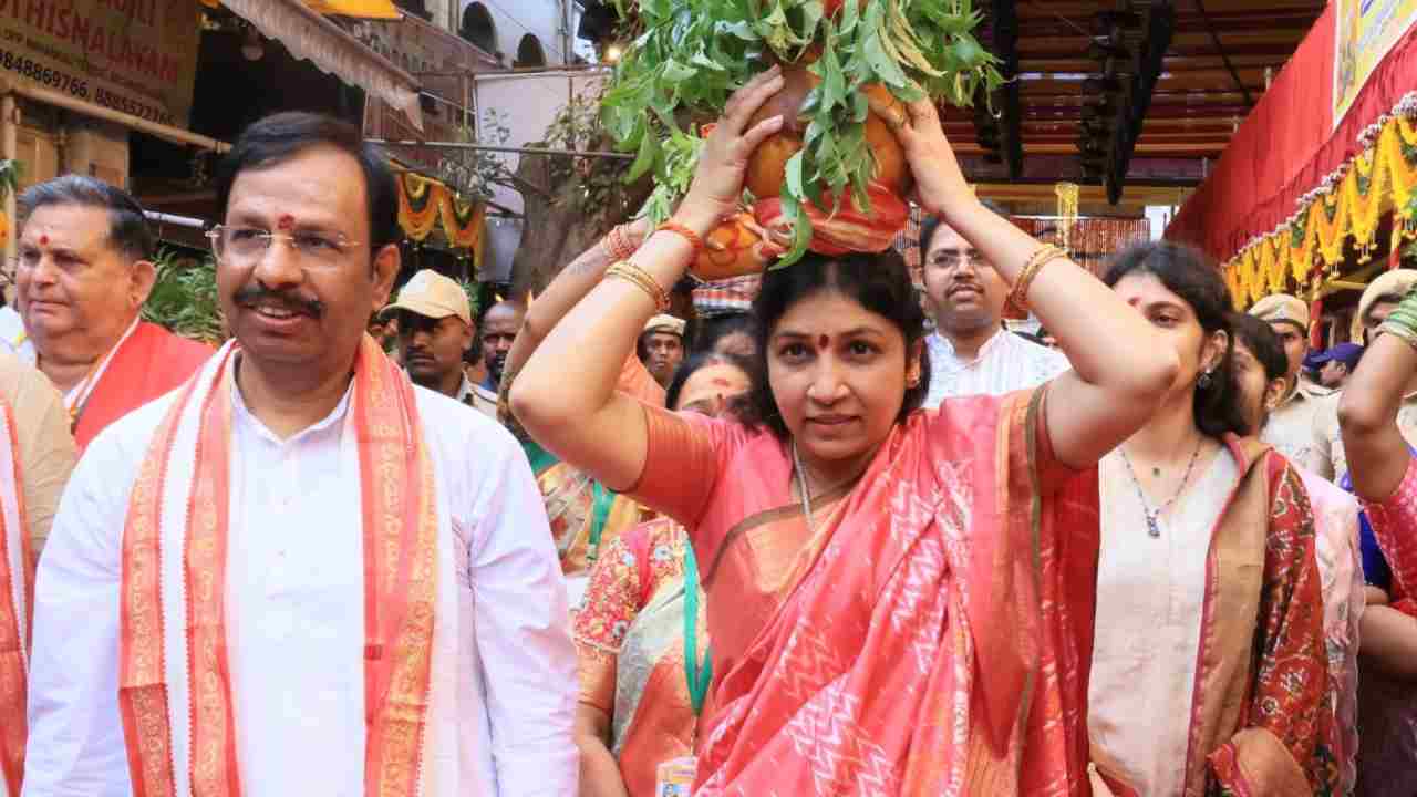Cp Sajjanar: ఉజ్జయిని అమ్మవారిని దర్శించుకున్న సీపీ సజ్జనర్.. ఏఐ కెమెరాలతో భారీ బందోబస్త్.. క్రౌడ్ మేనేజ్‌మెంట్‌కు సరికొత్త ప్లాన్