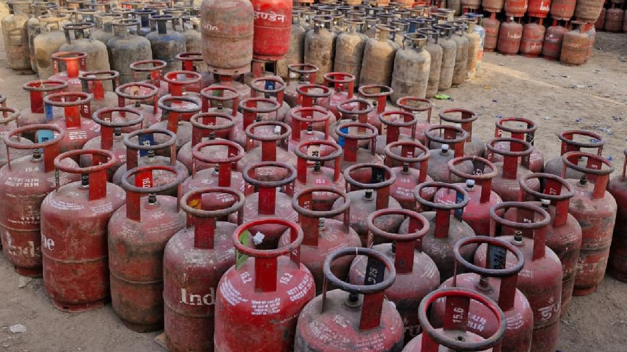 Gas Cylinder Racket: హైదరాబాద్‌లో భారీ గ్యాస్ దందా.. పోలీసుల పక్కా ప్లాన్.. 750 సిలిండర్లు, యంత్రాలు సీజ్