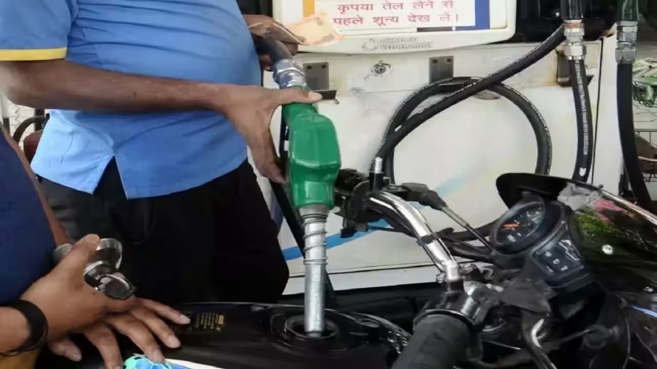 Pakistan Petrol Price : పాక్‌లో రాకెట్లా దూసుకెళ్తున్న రేట్లు.. లీటర్ డీజిల్ రూ.396.. లీటర్ పెట్రోల్..