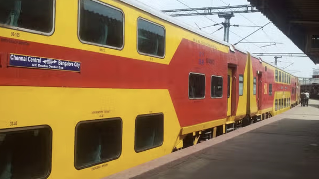 Double Decker Train : వందేభారత్ డబుల్ డెక్కర్ రైలు.. 160 కి.మీ వేగం.. ప్రయాణికులు, సరుకులు ఒకేసారి!