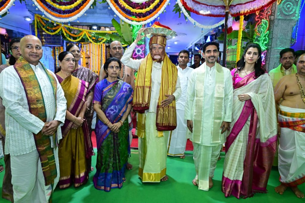 Chandrababu Tirumala Brahmotsavam: తిరుమలలో సీఎం చంద్రబాబు నాయుడు ఫ్యామిలీ.. భువనేశ్వరి, లోకేశ్, బ్రాహ్మిణి సహా.. ఫొటోలు