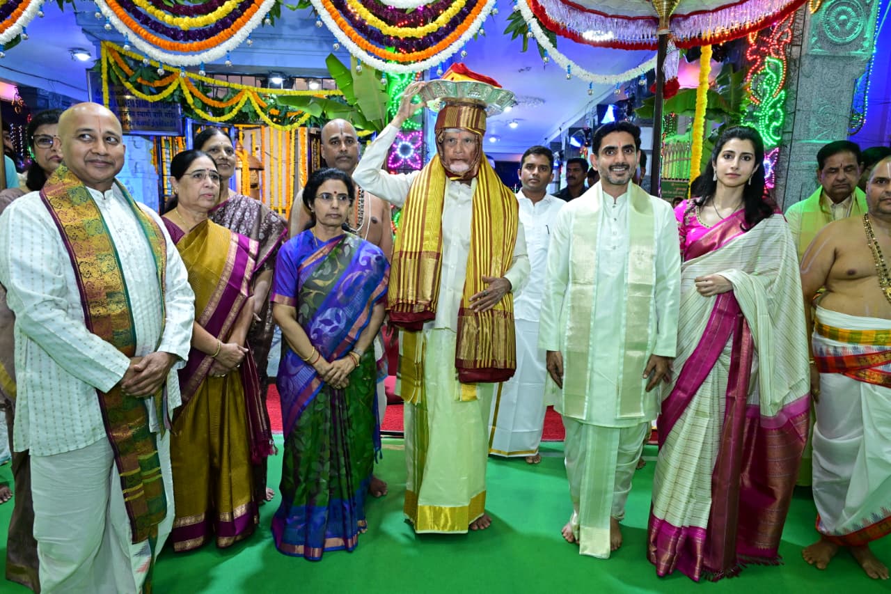 CM Chandrababu Naidu Family in Tirumala : తిరుమలలో సీఎం చంద్రబాబు నాయుడు ఫ్యామిలీ.. భువనేశ్వరి, లోకేశ్, బ్రాహ్మిణి సహా.. ఫొటోలు వైరల్