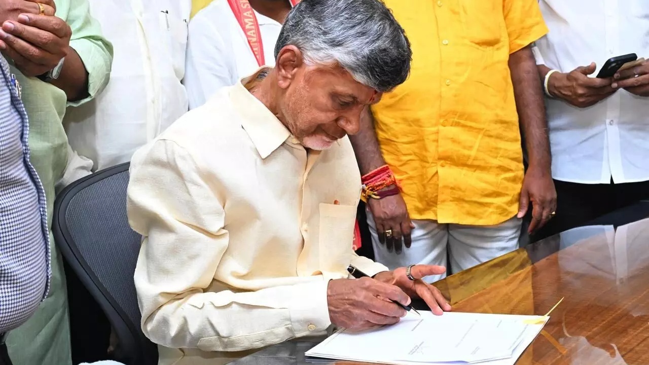 AP Govt : ఏపీ సర్కార్ మరో కీలక నిర్ణయం.. ఉచితంగా 14 రకాల వస్తువులు పంపిణీ