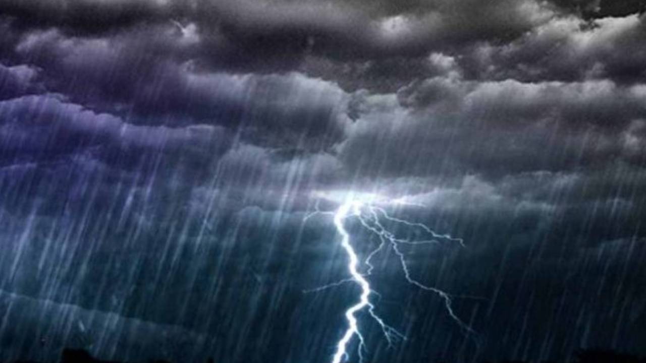 AP Rains : ఏపీకి రెయిన్ అలర్ట్.. ద్రోణి ప్రభావంతో ఈ జిల్లాల్లో నేడు, రేపు భారీ వర్షాలు.. భీకర గాలులు