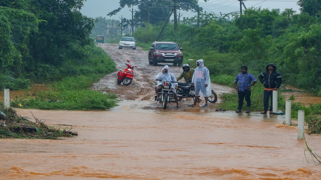 AP Weather Today : ఏపీని వదలని వాన.. నేడు ఈ జిల్లాల్లో అతిభారీ వర్షాలు.. ఫ్లాష్‌ఫ్లడ్స్ అలర్ట్ జారీ..