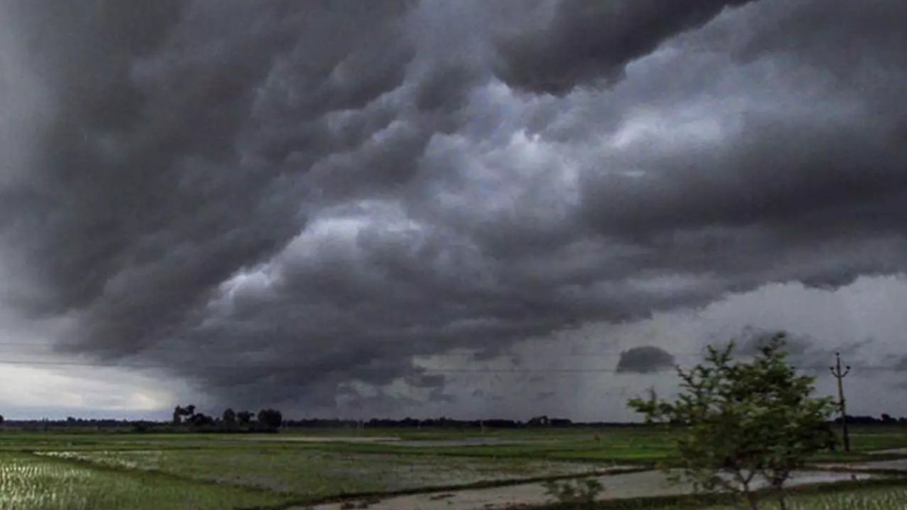 Rain Alert : ఏపీ, తెలంగాణ ప్రజలకు బిగ్ అలర్ట్… నేడు, రేపు ఈ జిల్లాల్లో వర్షాలు.. భీకర గాలులు.. వెదర్ రిపోర్ట్ ఇదే..