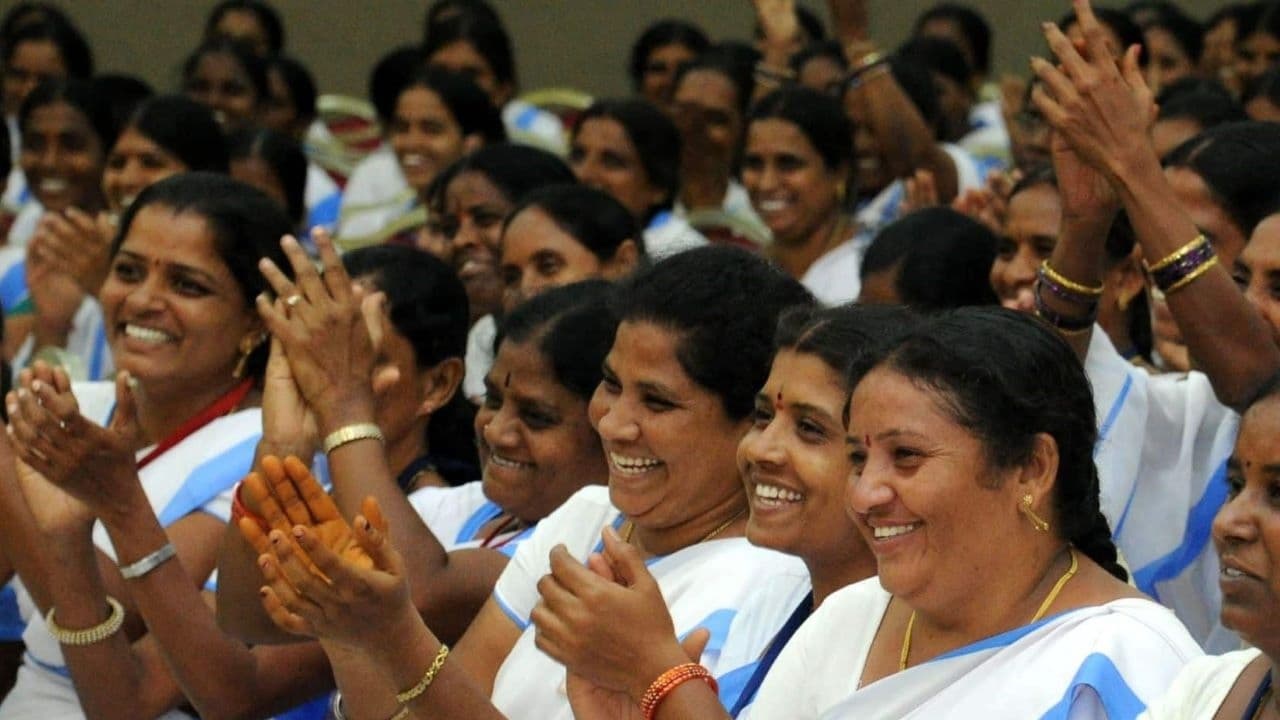 AP Govt : ఏపీలోని మహిళలకు శుభవార్త.. 913 ఆశా కార్యకర్తల పోస్టుల భర్తీకి ఆమోదం.. జిల్లాల వారిగా పోస్టులు.. అర్హతలివే..