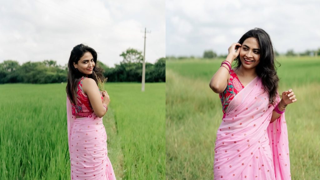 Alekhya Harika: పొలాల్లో చీరకట్టుతో పోజులిస్తున్న అలేఖ్య హారిక..