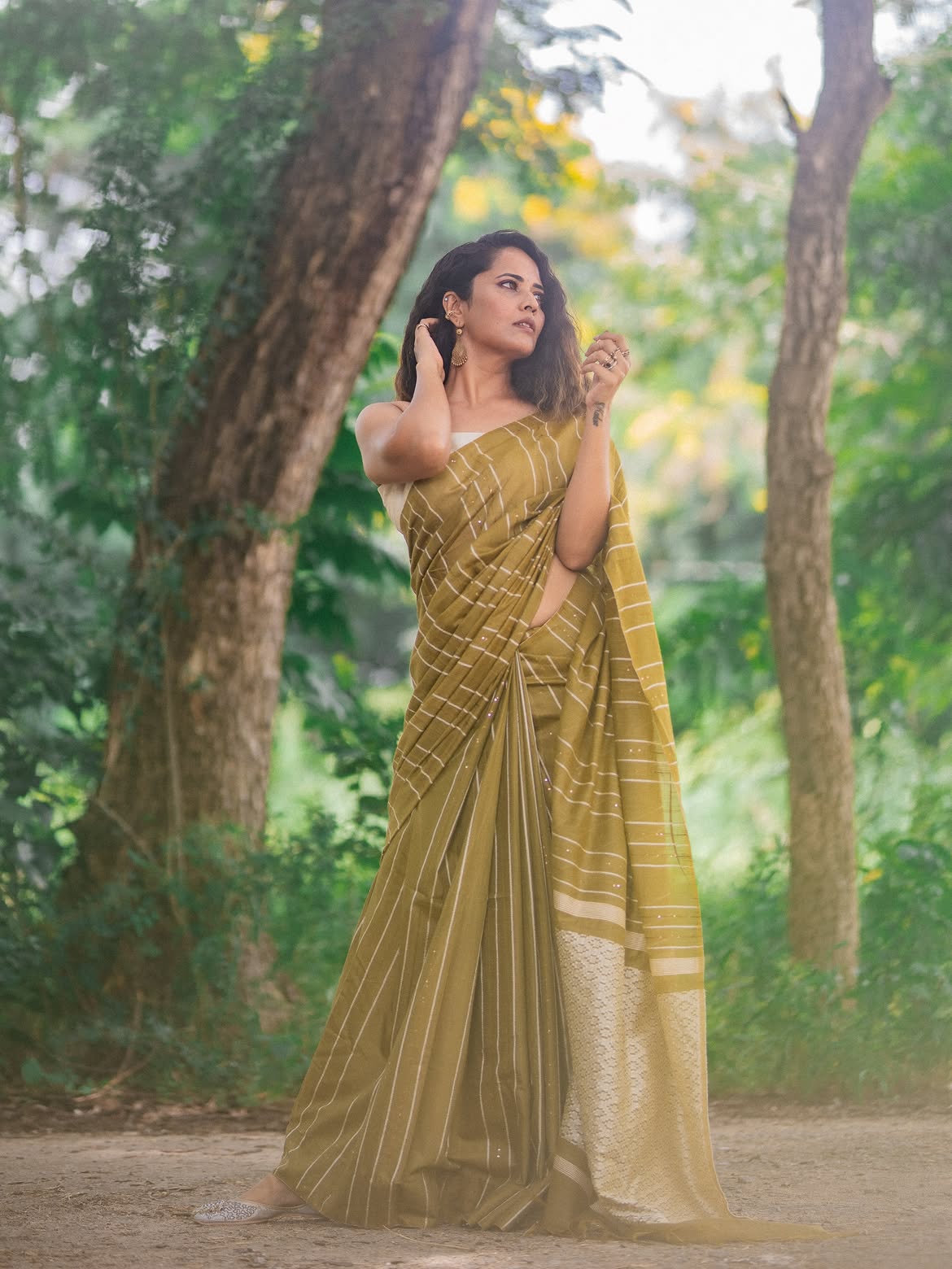 Anasuya Bharadwaj Sizzling Poses in Saree