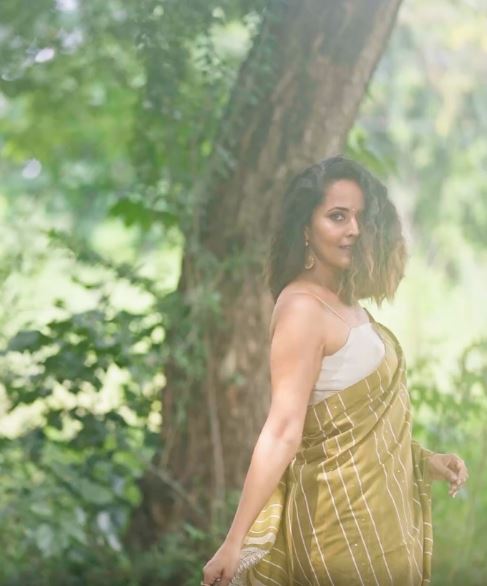 Anasuya Bharadwaj Sizzling Poses in Saree