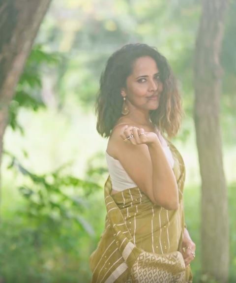 Anasuya Bharadwaj Sizzling Poses in Saree