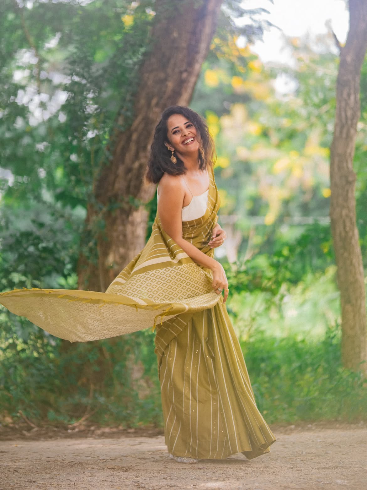 Anasuya Bharadwaj Sizzling Poses in Saree