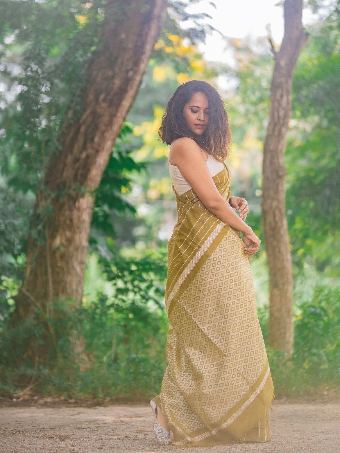 Anasuya Bharadwaj Sizzling Poses in Saree