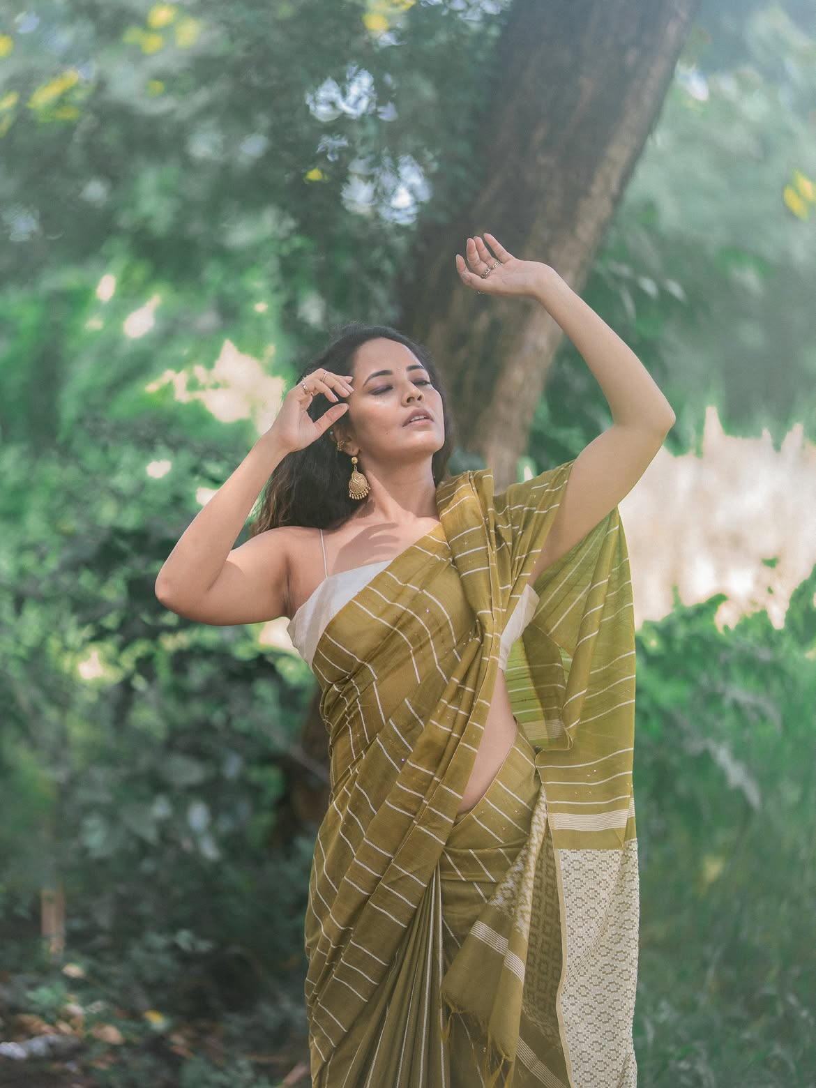 Anasuya Bharadwaj Sizzling Poses in Saree