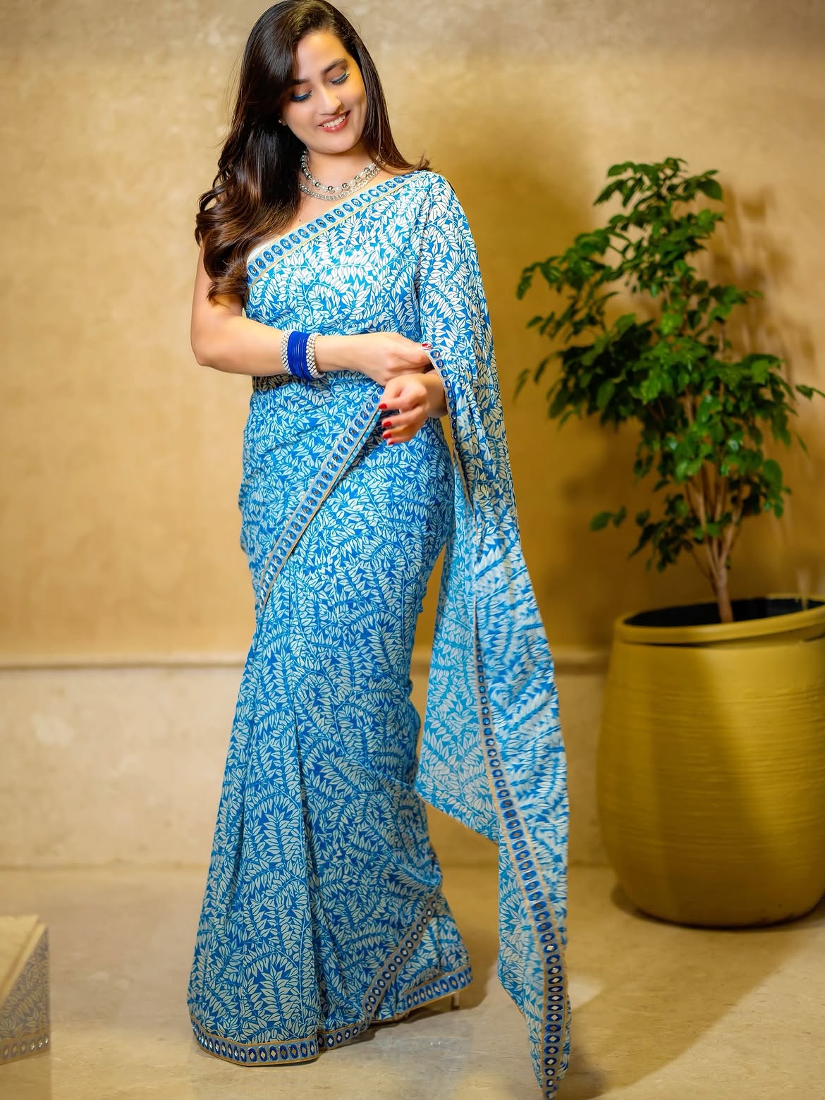 Anchor Manjusha Stunning Looks in Saree