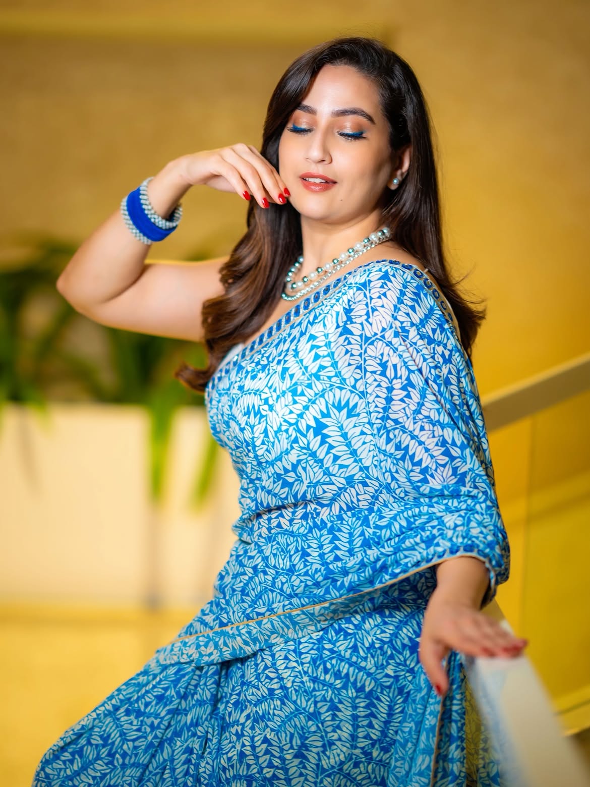 Anchor Manjusha Stunning Looks in Saree