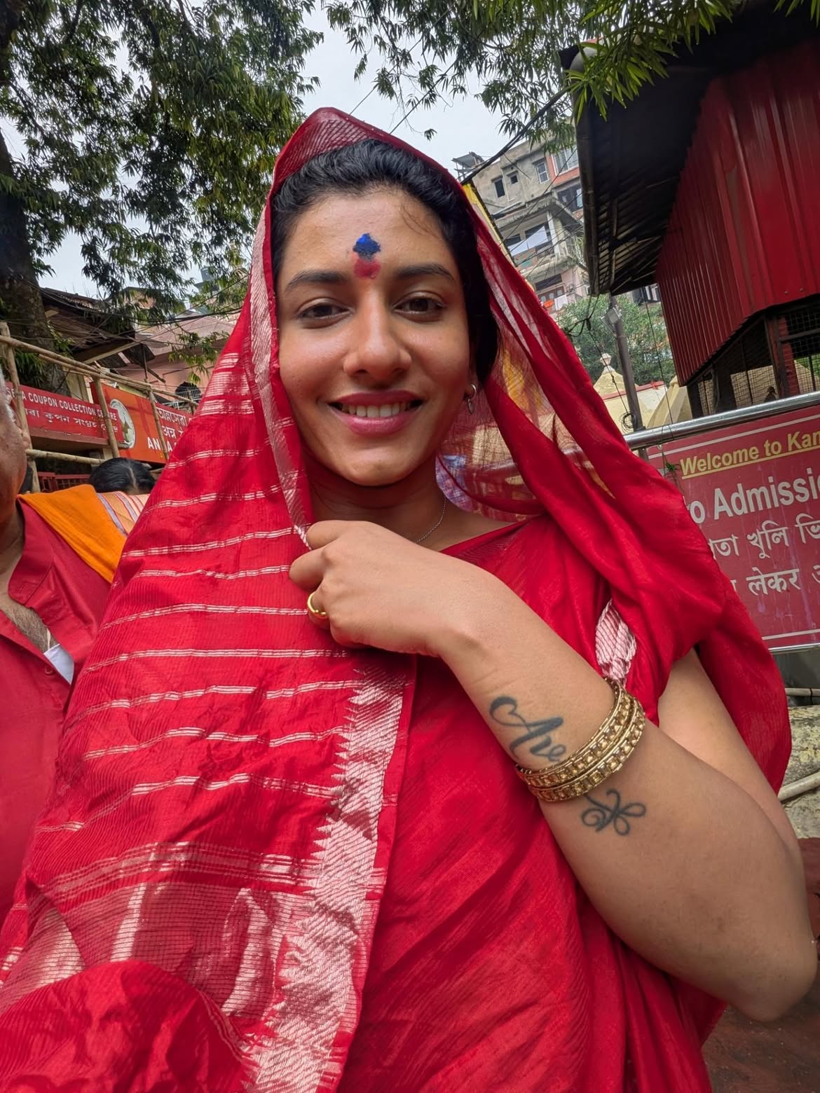 Anchor Vishnu Priya Bhimeneni Visits Assam Kamakhya Temple