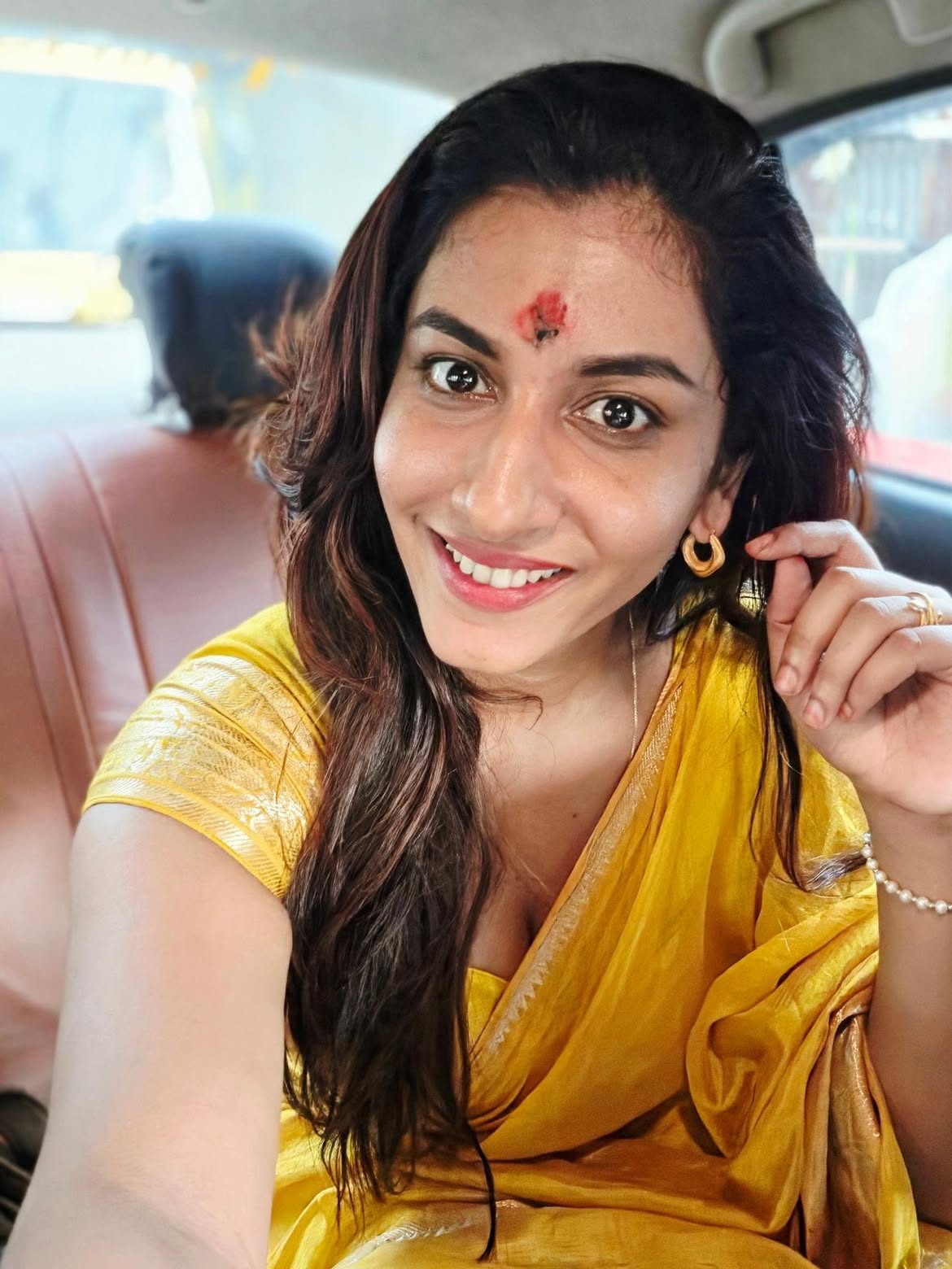 Anchor Vishnu Priya Bhimeneni Visits Assam Kamakhya Temple