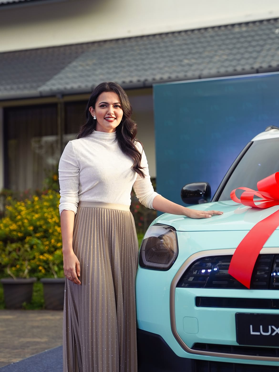 Aparna Das Buys Luxery Mini Cooper Car