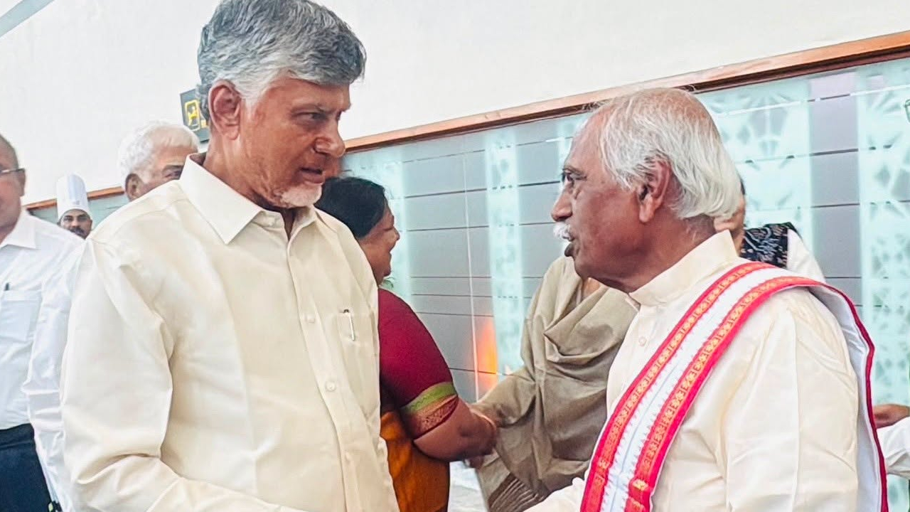 Chandrababu-Bandaru Dattatreya: చంద్రబాబును కలిసిన బండారు దత్తాత్రేయ.. అలయ్-బలయ్ వేడుకలకు ప్రత్యేక ఆహ్వానం