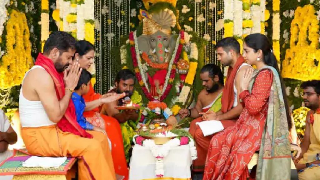 CM Revanth Reddy: కుటుంబ సమేతంగా గణపతి పూజలో పాల్గొన్న సీఎం రేవంత్‌.. ప్రజలు సుఖసంతోషాలతో ఉండాలని ఆకాంక్ష!