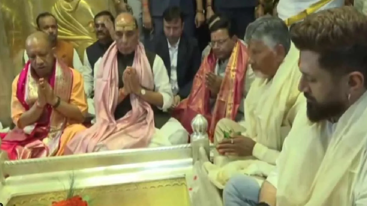 Chandrababu Varanasi Visit: కాశీ విశ్వనాథుని సేవలో ఏపీ సీఎం.. కేంద్ర మంత్రులతో కలిసి ప్రత్యేక పూజలు.. వేద పండితుల ఆశీర్వచనం!