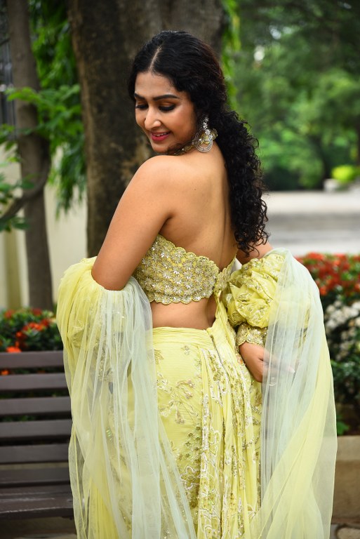farnaz shetty Shows her Beauty in Modern Dress