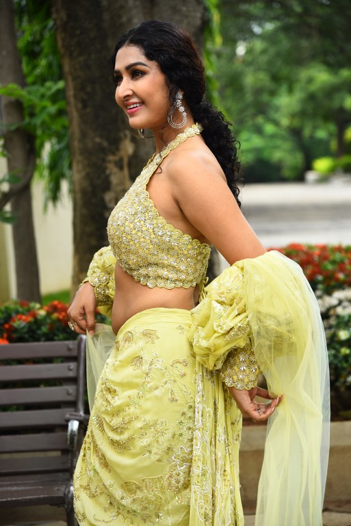 farnaz shetty Shows her Beauty in Modern Dress