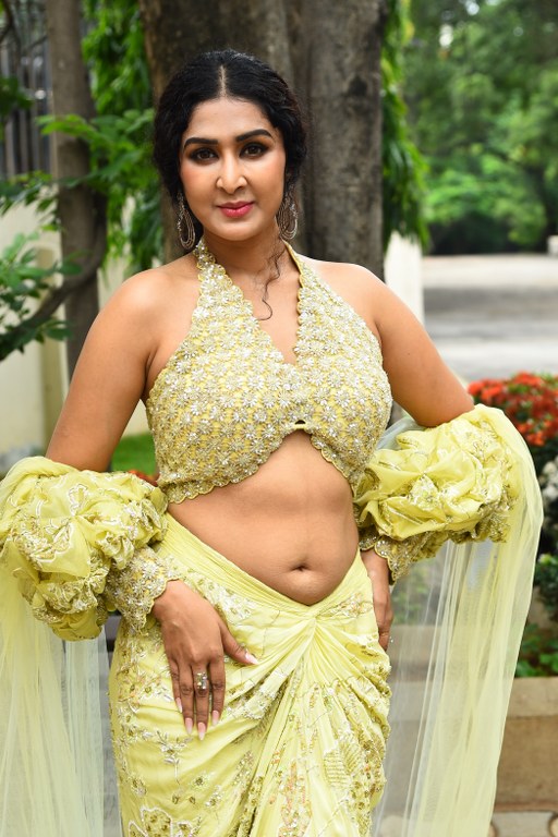 farnaz shetty Shows her Beauty in Modern Dress