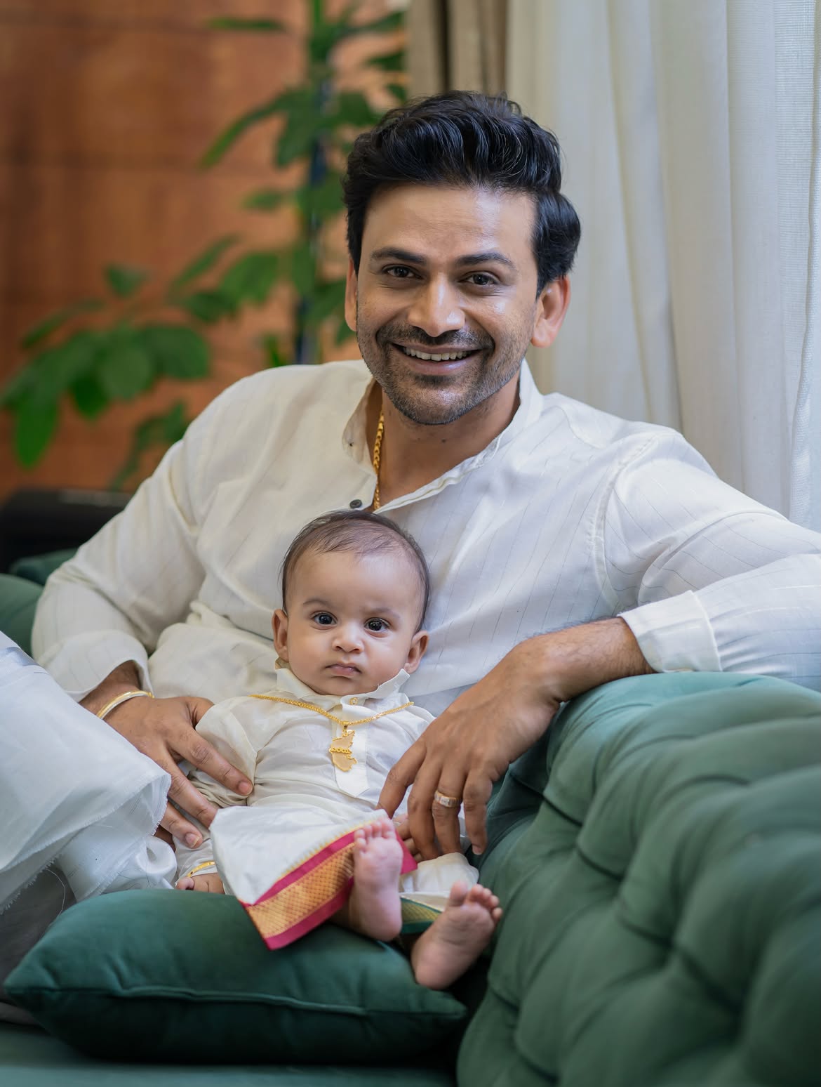 Pushpa Actor Daali Dhananjaya Family Photos