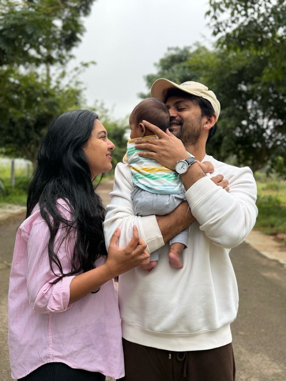 Pushpa Actor Daali Dhananjaya Family Photos