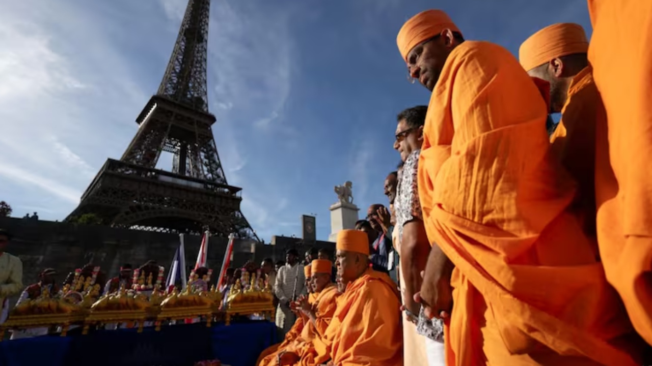 Eiffel Tower Shut : BAPS పర్యటనతో వివాదం.. మహిళా ఉద్యోగులను పక్కన పెట్టారంటూ నిరసన.. ఈఫిల్ టవర్ మూసివేత!
