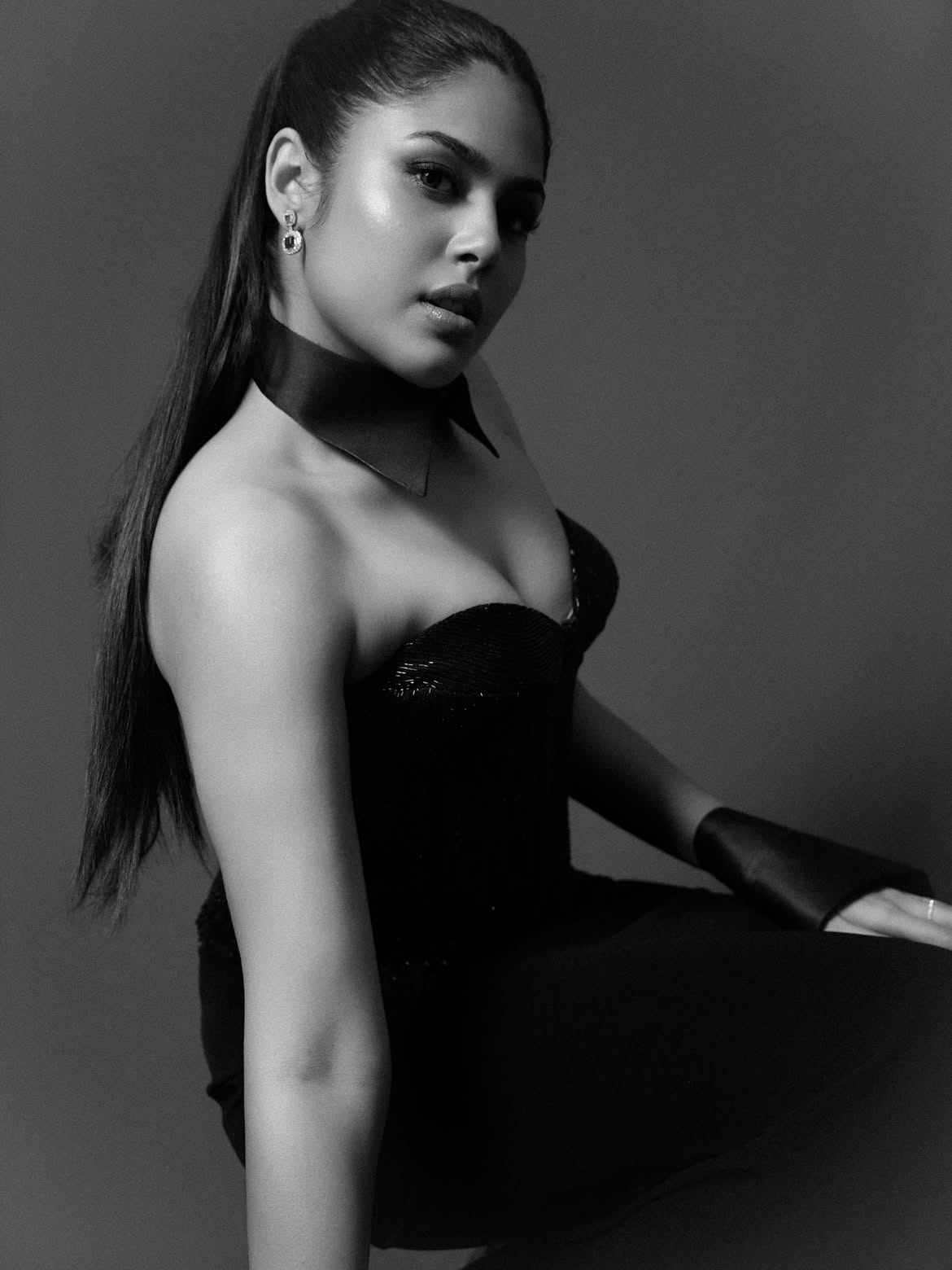 Faria Abdullah Dazzling Photos in Black Dress