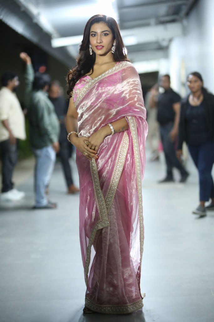 Vishnu Priya Bhimeneni in Saree Looks