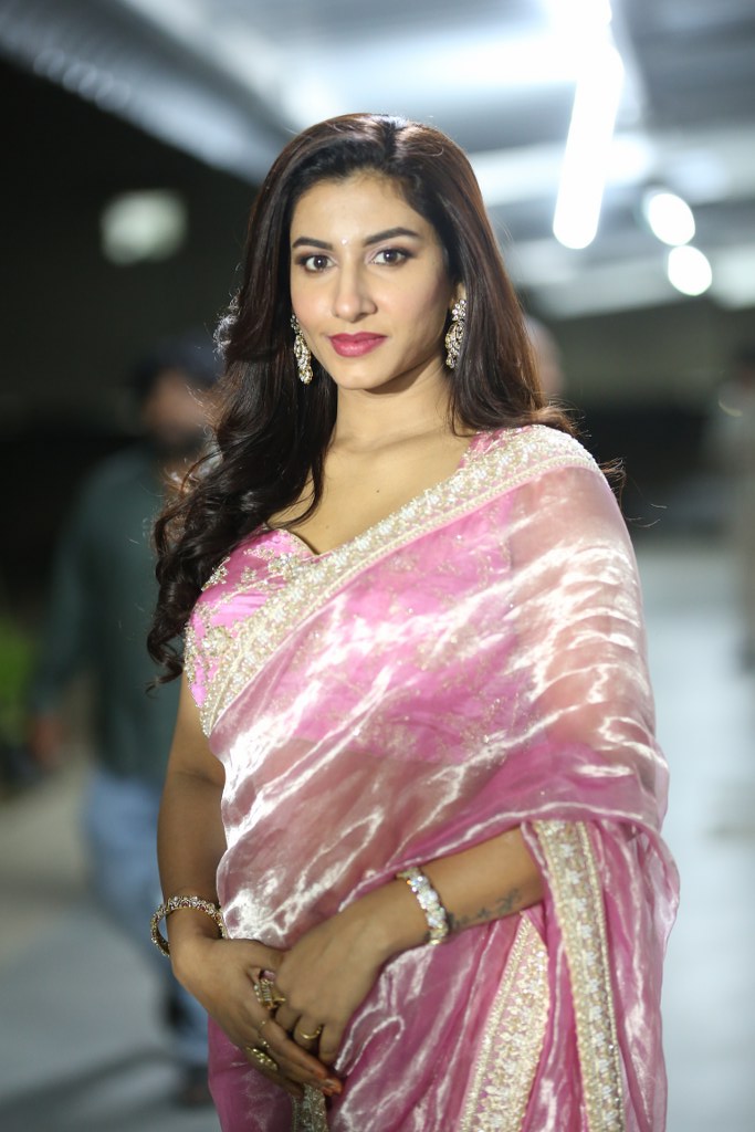 Vishnu Priya Bhimeneni in Saree Looks