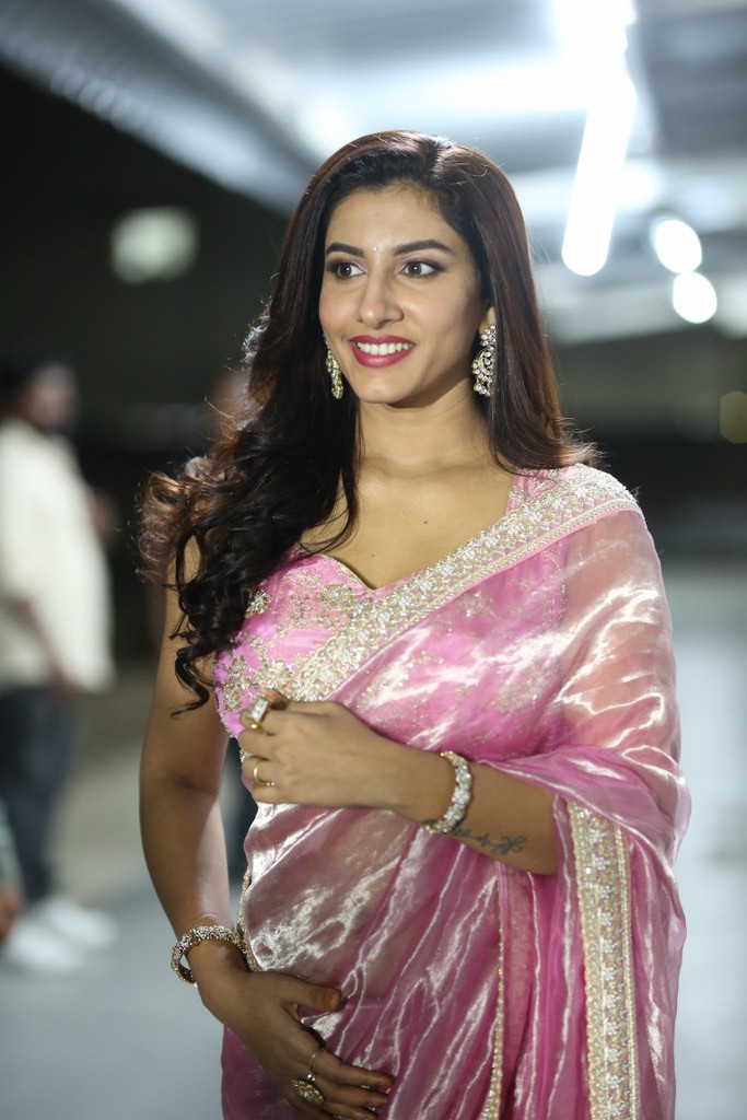 Vishnu Priya Bhimeneni in Saree Looks