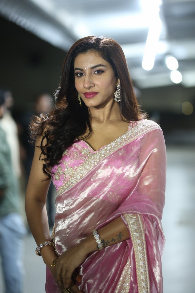 Vishnu Priya Bhimeneni in Saree Looks