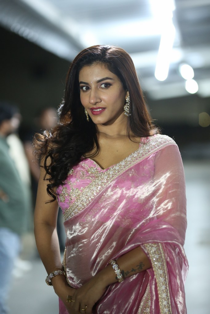 Vishnu Priya Bhimeneni in Saree Looks