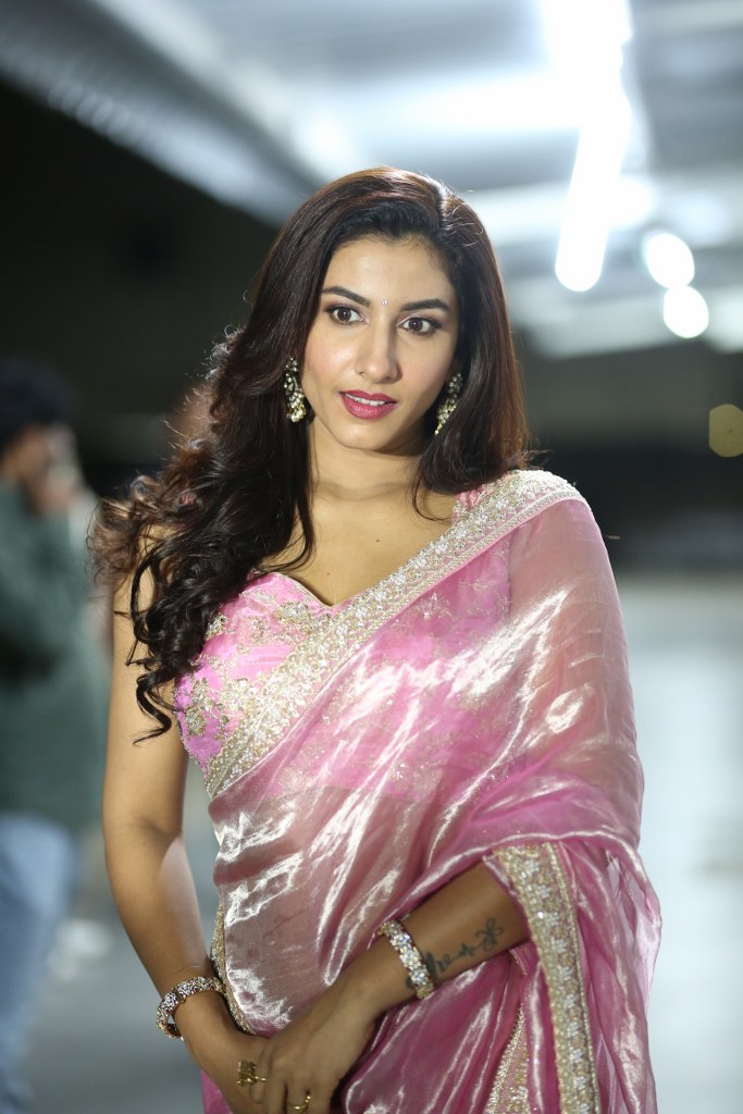 Vishnu Priya Bhimeneni in Saree Looks