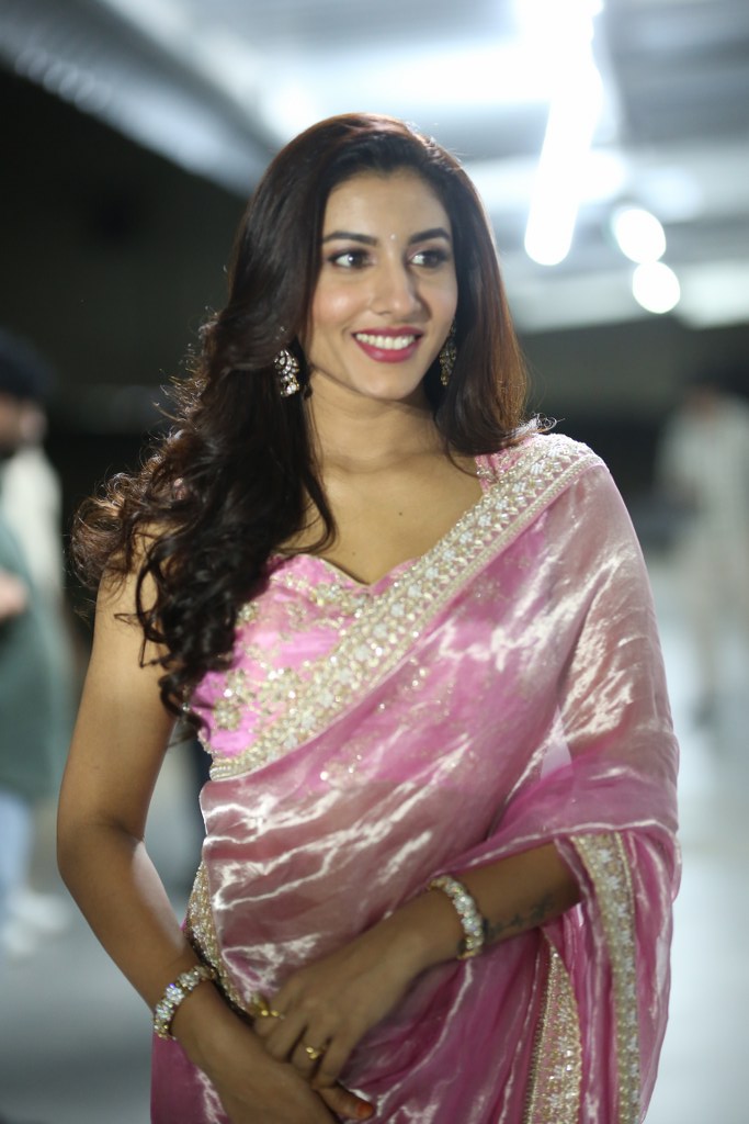 Vishnu Priya Bhimeneni in Saree Looks
