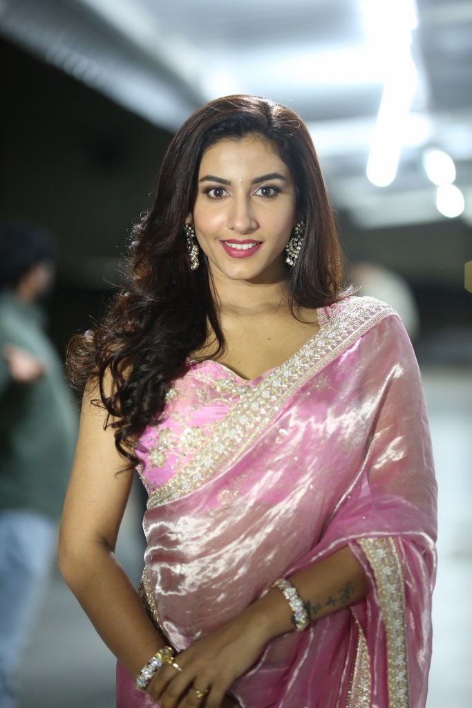 Vishnu Priya Bhimeneni in Saree Looks