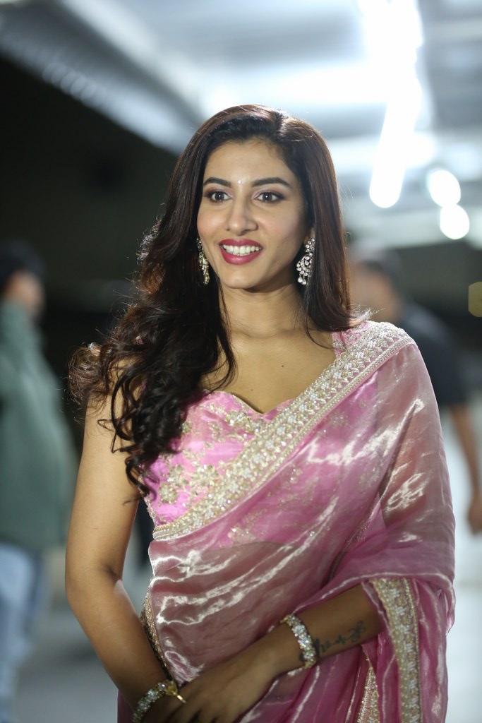 Vishnu Priya Bhimeneni in Saree Looks