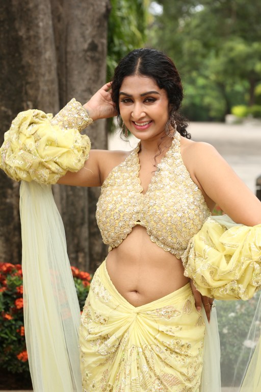 farnaz shetty Shows her Beauty in Modern Dress