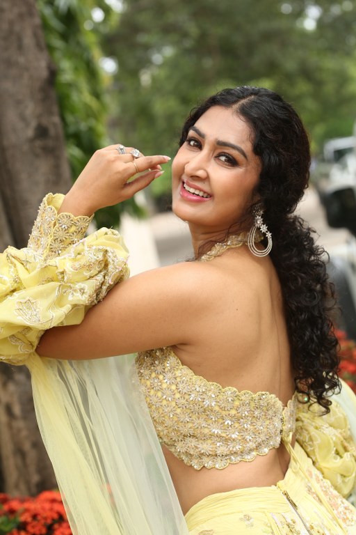 farnaz shetty Shows her Beauty in Modern Dress
